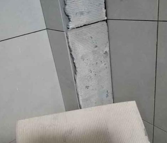 薛城瓷砖空鼓维修公司分享下厨房瓷砖脱落的补救措施。